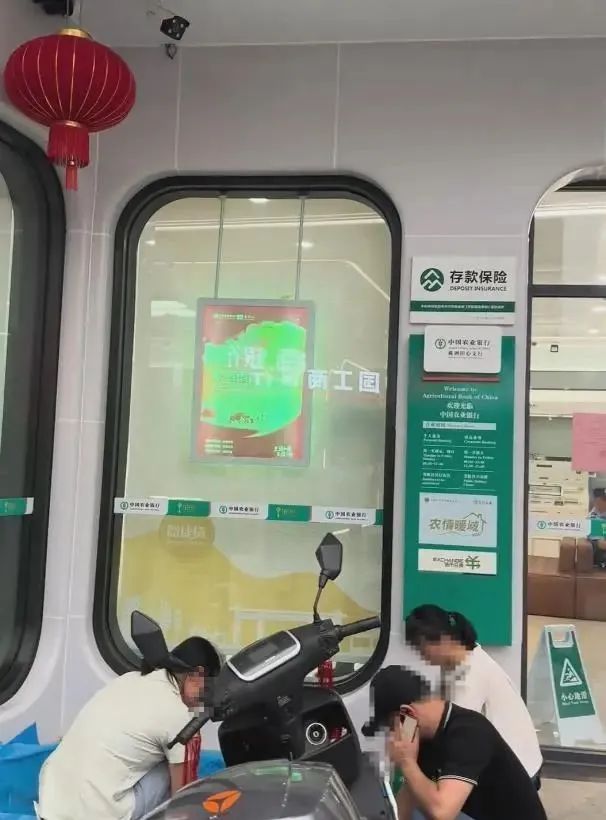 病重老人取钱在银行门口去世，家属：已协商一致  第1张